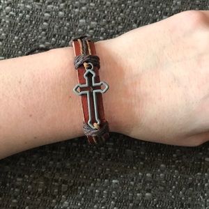 Adjustable leather cross bracelet. Unisex.